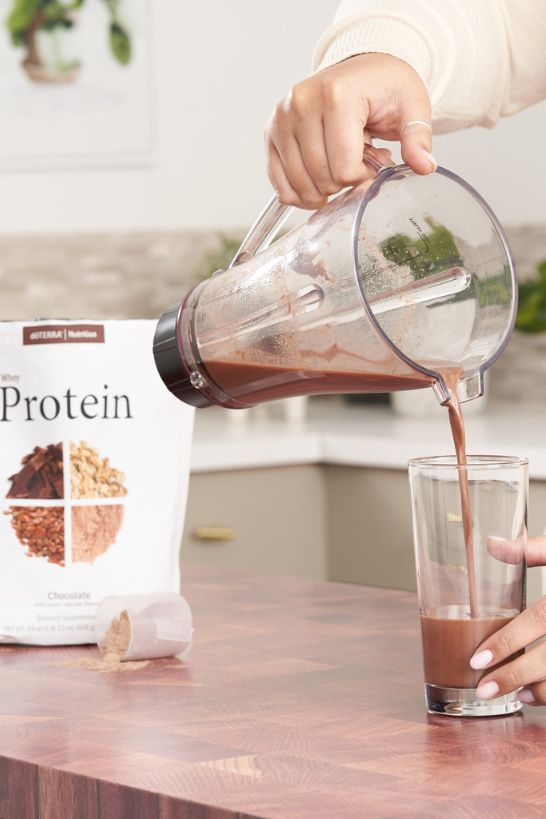 Proteína de chocolate dōTERRA, proporciona un suplemento proteico delicioso y nutritivo.